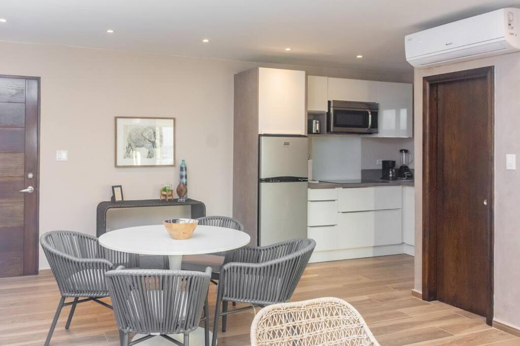 Tradewinds Apartments 辛普森湾 外观 照片