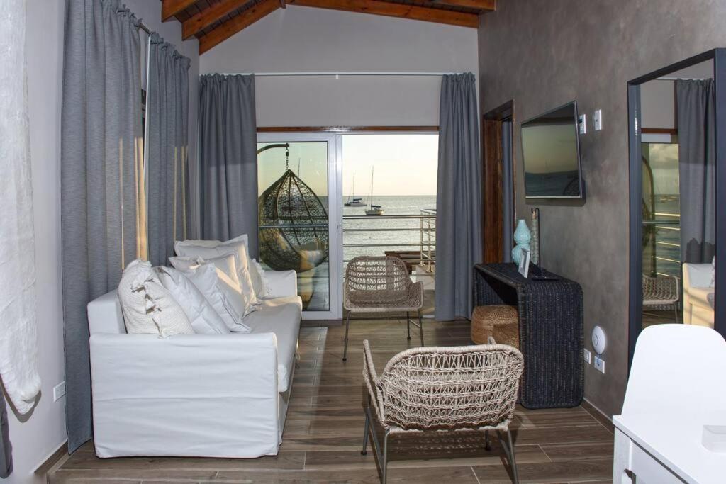 Tradewinds Apartments 辛普森湾 外观 照片